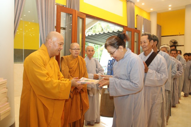 Tặng quà đến các Phật tử sau buổi tham vấn Phật pháp Tặng quà đến các Phật tử sau buổi tham vấn Phật pháp