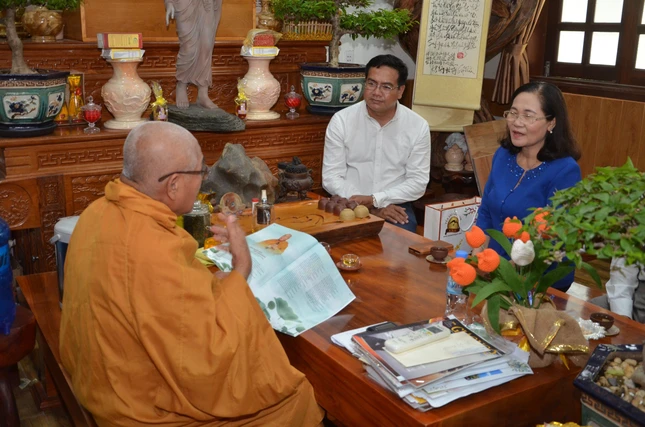 Hòa thượng đọc bài thơ của mình đăng trên Báo Giác Ngộ để tặng các thành viên trong đoàn