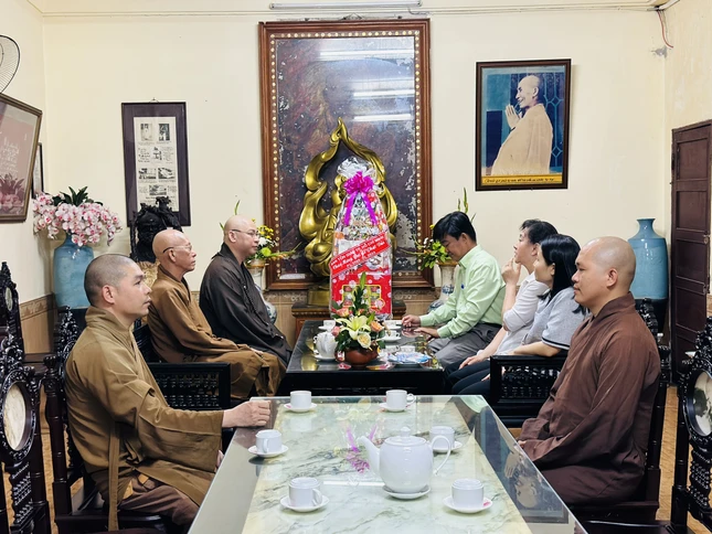Thượng tọa Thích Minh Nhựt cùng chư tôn đức Thường trực Ban Trị sự Phật giáo Q.Phú Nhuận đón tiếp phái đoàn