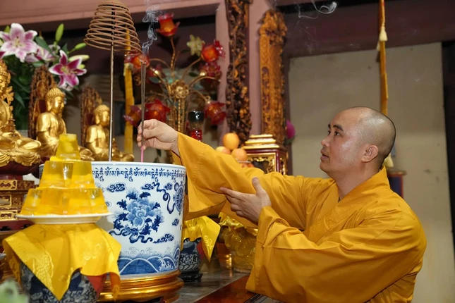 Đại đức Thích Viên Đức niêm hương bạch Phật