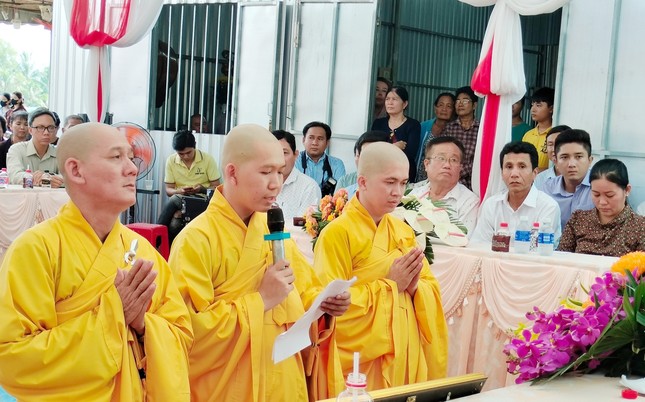 Đại đức Thích Hạnh Đức dâng lời phát nguyện Đại đức Thích Hạnh Đức dâng lời phát nguyện