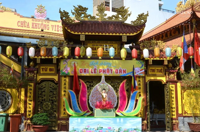 Lễ đài Phật đản trước cổng chùa Khuông Việt (Q.Tân Bình)