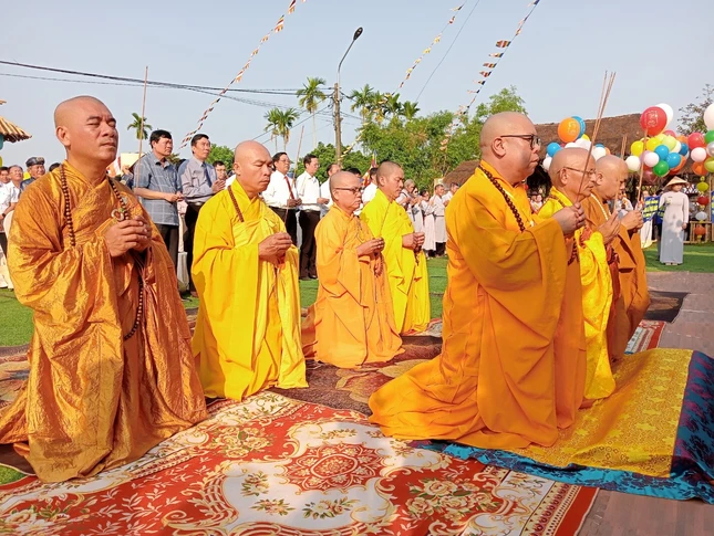 Chư tôn giáo phẩm niêm hương bạch Phật