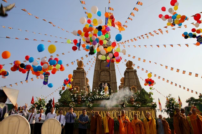 Chư tôn đức cùng đại biểu thả bóng bay cầu quốc thái dân an