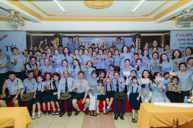 Các đoàn sinh Gia đình Phật tử lưu niệm sau cuộc thi