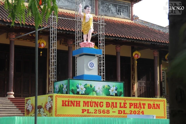 Lễ đài tại tổ đình Từ Đàm - nơi chính thức diễn ra Đại lễ Phật đản của Phật giáo Huế vào sáng 15-4 ÂL đang được thiết trí