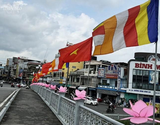 Cờ, đèn được trang trí các điểm công cộng