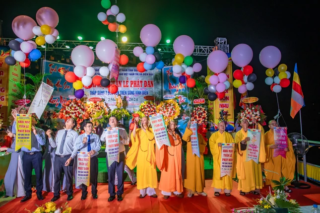 Thả bóng bay cầu nguyện hòa bình