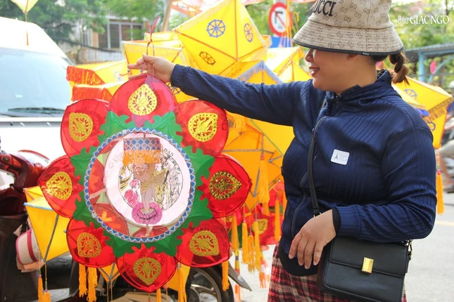 Lồng đèn được làm bằng giấy gương truyền thống vùng đất cố đô