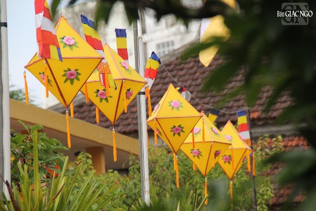 Tại các ngôi chùa ở Huế, đèn ú được lựa chọn để trang trí như là một nét đặc trưng