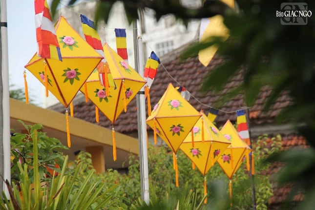 Tại các ngôi chùa ở Huế, đèn ú được lựa chọn để trang trí như là một nét đặc trưng