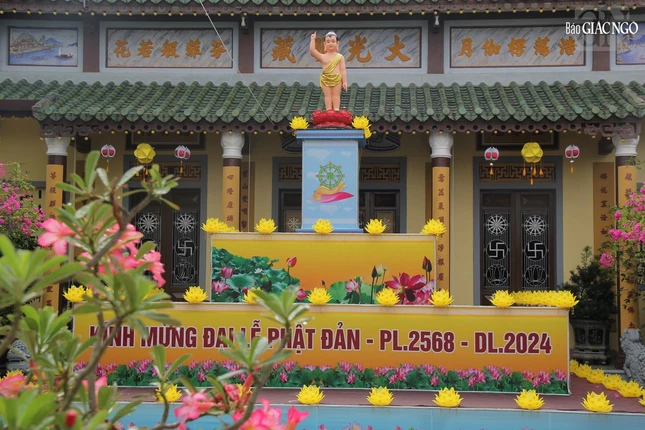 Lễ đài tại chùa Hiếu Quang