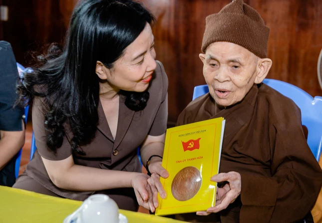 Vấn an sức khỏe Ni trưởng Thích Đàm Nhung Vấn an sức khỏe Ni trưởng Thích Đàm Nhung