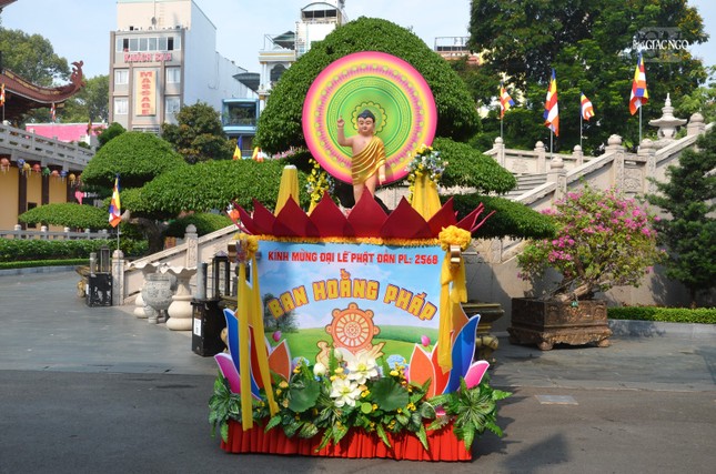 Đoàn rước kiệu sẽ đi theo lộ trình: tổ đình Ấn Quang - đường Sư Vạn Hạnh - Ngô Gia Tự - vòng xoay Ngã Bảy - Lê Hồng Phong - đường 3/2 - cổng chính Việt Nam Quốc Tự - lễ đài Việt Nam Quốc Tự