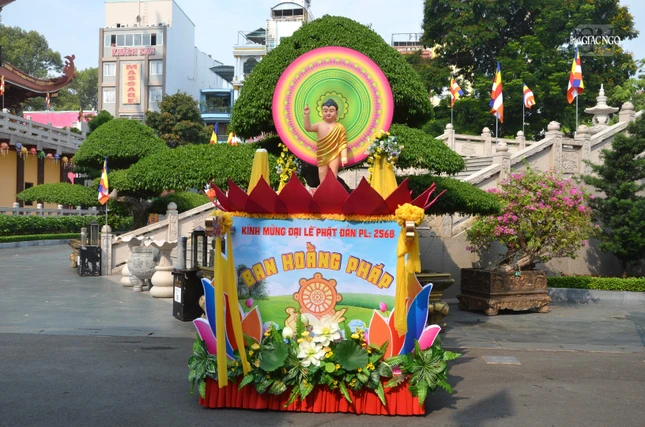 Đoàn rước kiệu sẽ đi theo lộ trình: tổ đình Ấn Quang - đường Sư Vạn Hạnh - Ngô Gia Tự - vòng xoay Ngã Bảy - Lê Hồng Phong - đường 3/2 - cổng chính Việt Nam Quốc Tự - lễ đài Việt Nam Quốc Tự