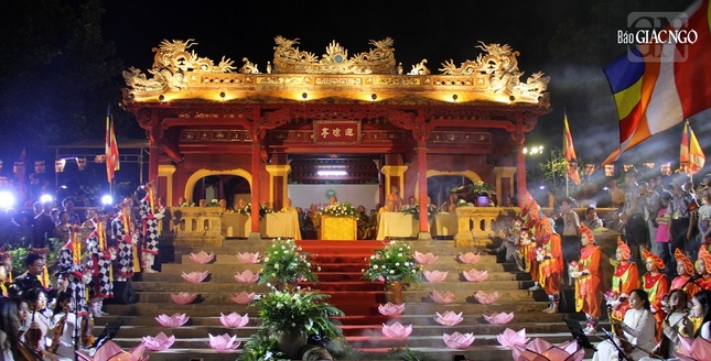 Lễ thắp sáng 7 đóa sen trên sông Hương được tổ chức tại bến Nghinh Lương Đình