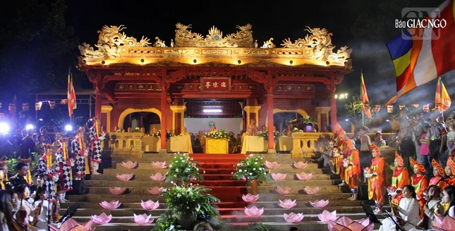 Lễ thắp sáng 7 đóa sen trên sông Hương được tổ chức tại bến Nghinh Lương Đình