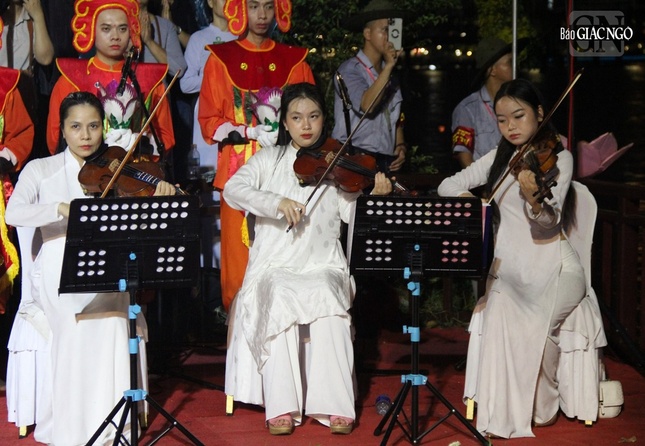 Nhạc công cử nhạc trong nghi thức thắp sáng 7 hoa sen