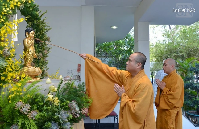 Thượng tọa Tổng Biên tập Báo Giác Ngộ thực hiện nghi thức Tắm Phật
