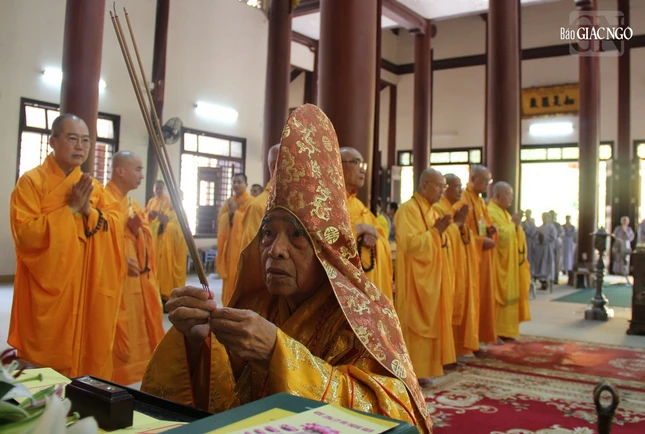 Trưởng lão Hòa thượng Thích Đức Thanh niêm hương bạch Phật