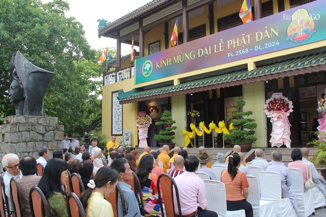 Triển lãm chủ đề “Hương sen” được khai mạc tại Trung tâm Văn hóa Phật giáo Liễu Quán (15A, Lê Lợi, TP.Huế)