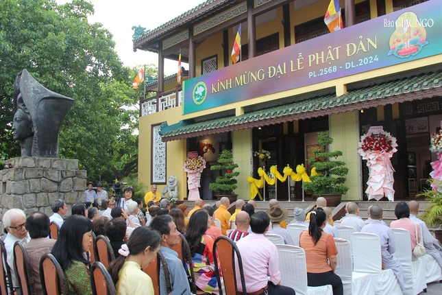 Triển lãm chủ đề “Hương sen” được khai mạc tại Trung tâm Văn hóa Phật giáo Liễu Quán (15A, Lê Lợi, TP.Huế)