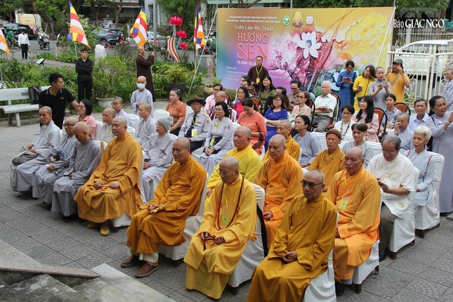 Chư tôn đức Tăng Ni cùng đông đảo khách mời tham dự lễ khai mạc