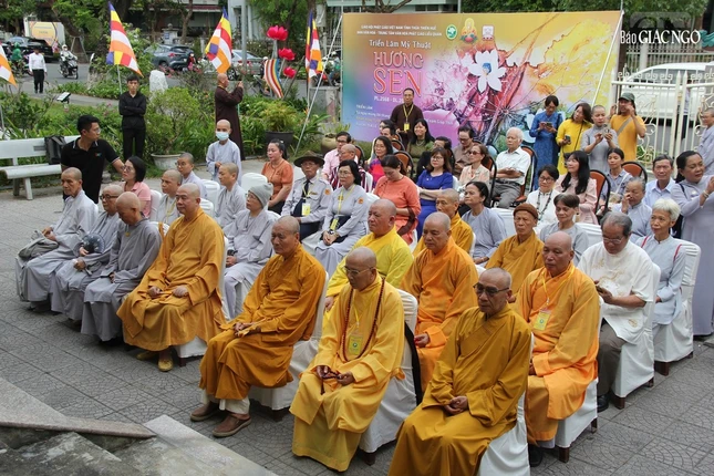 Chư tôn đức Tăng Ni cùng đông đảo khách mời tham dự lễ khai mạc