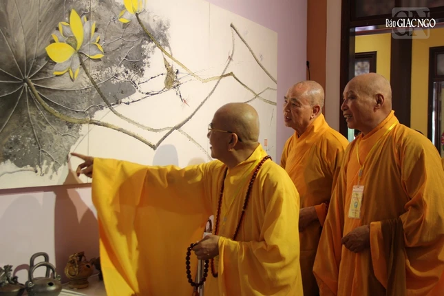 Chư tôn đức thưởng lãm tranh