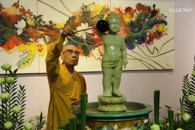 Trưởng lão Hòa thượng Thích Quang Nhuận Tắm Phật đản sanh