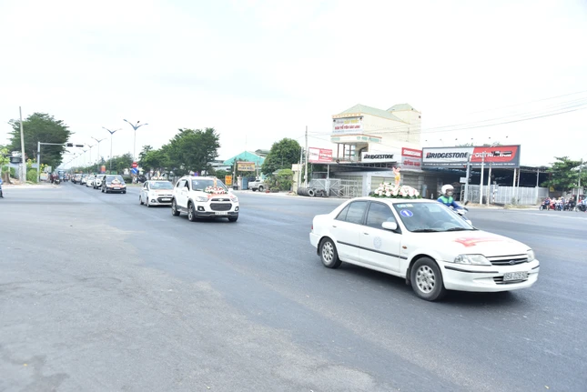 Đoàn xe hoa đã diễu hành trên các tuyến đường chính của tỉnh Ninh Thuận nhằm chào mừng Đại lễ Phật đản Phật lịch 2568