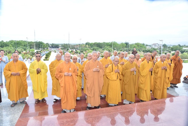 Dâng hương tưởng niệm