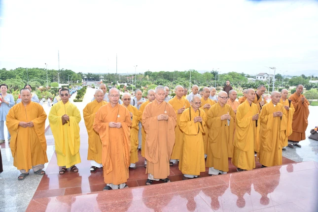 Dâng hương tưởng niệm