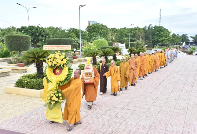 Đoàn Ban Trị sự GHPGVN tỉnh Ninh Thuận đặt vòng hoa tại Nghĩa trang Liệt sĩ tỉnh