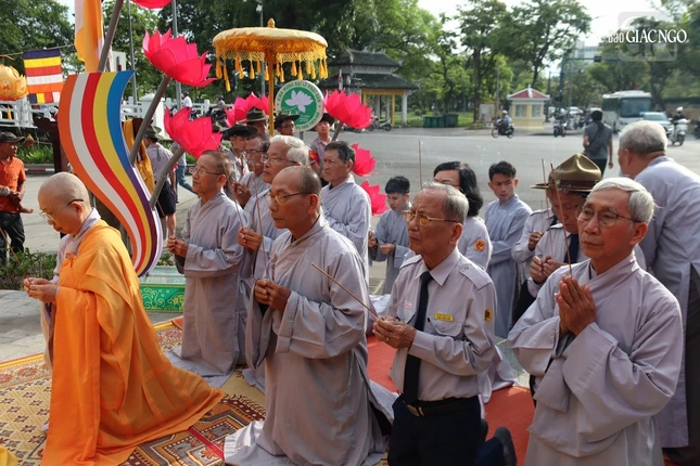 Tín đồ Phật tử hướng về đồng đạo