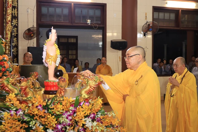 Hoà thượng Thích Minh Nhật cử hành nghi thức Tắm Phật Hoà thượng Thích Minh Nhật cử hành nghi thức Tắm Phật