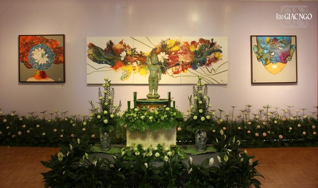 Tôn tượng Phật đản sanh được tôn trí trong không gian triển lãm