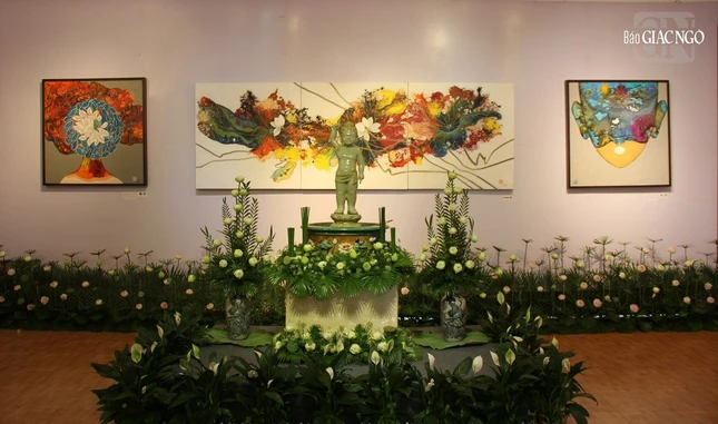 Tôn tượng Phật đản sanh được tôn trí trong không gian triển lãm