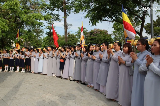 Thành kính tưởng niệm anh linh chư Thánh tử đạo đã cúng hiến đời mình cho sự trường tồn của Đạo pháp