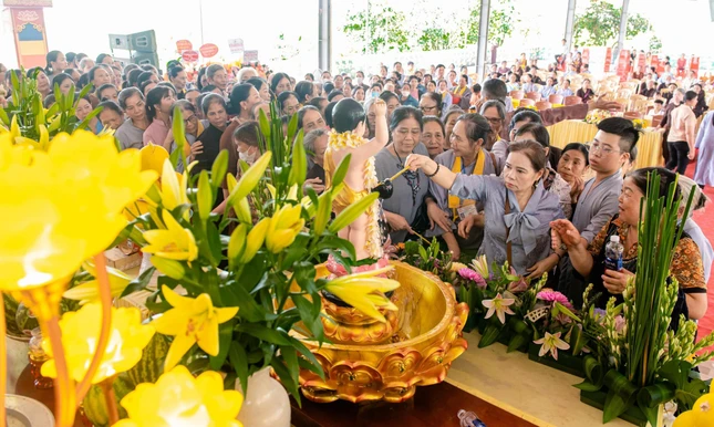 Phật tử và người dân hoan hỷ Tắm Phật tại chùa Tam Giáo (H.Hậu Lộc)