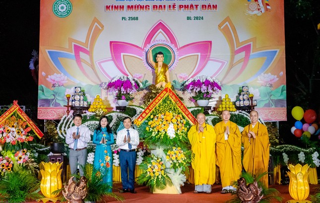 Lãnh đạo tỉnh Thanh Hóa tặng hoa chúc mừng