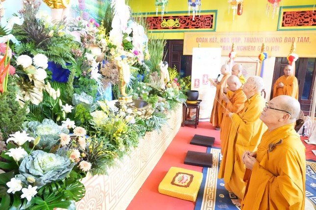 Chư tôn đức niêm hương bạch Phật