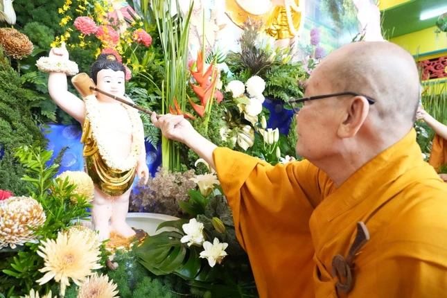 Hòa thượng Thích Thiện Nghĩa cử hành nghi thức Tắm Phật