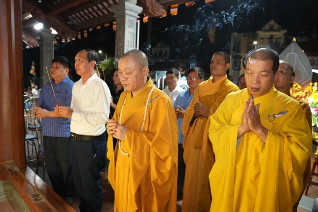 Chư tôn đức, đại biểu niêm hương bạch Phật