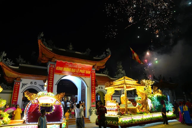 Lễ rước Phật đã được mở đầu bằng màn trình diễn pháp hoa rực rỡ sắc màu