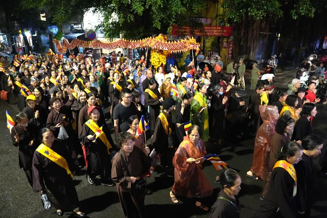 Đông đảo người dân, Phật tử tham gia Lễ rước Phật đản sinh