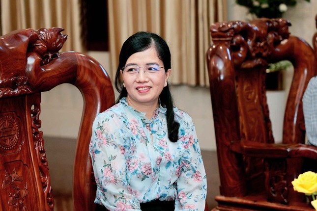 Bà Phan Thị Cẩm Nhung hoan hỷ chúc mừng Phật đản đến chư Ni tại chùa Thanh Tâm