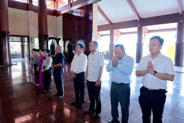 Các thành viên trong đoàn lễ Phật tại chánh điện chùa Thanh Tâm