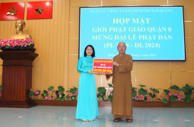 Thượng tọa Thích Huệ Công trao bảng tượng trưng ủng hộ 200 triệu đồng đến Quỹ "Vì người nghèo" của quận