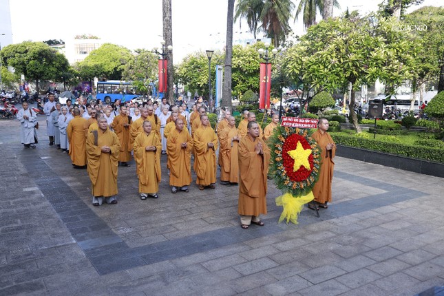Chư Tăng Ni, Phật tử Q.Bình Thạnh đặt vòng hoa, dâng hương tưởng niệm tại Đài Liệt sĩ quận nhân Đại lễ Phật đản Phật lịch 2568